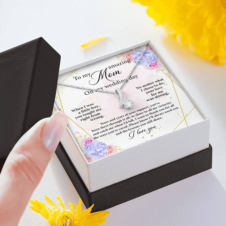 To My Amazing Mom on My Wedding Day Alluring Pendant Necklace