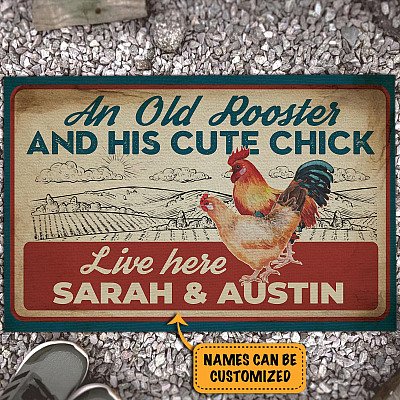 Personalized An Old Rooster And His Cute Chick Live Here House Doormat - Funny Chicken Couple Outdoor Indoor Doormat