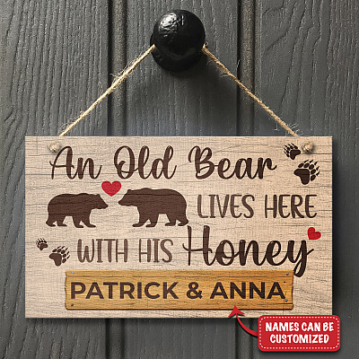 Personalized Couple Name An Old Bear Lives Here With His Honey Decorative Rectangle Wooden Door Sign - Funny Welcome Couple Bear Sign