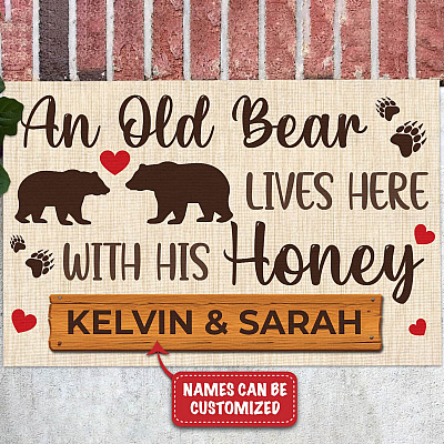 Personalized Couple Name An Old Bear Lives Here With His Honey Outdoor Indoor Doormat - Funny Welcome Couple Bear Doormat