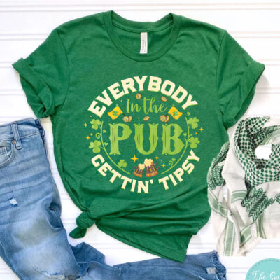 Everybody In the Pub Getting Tipsy Funny St Patrick's Day T-Shirt